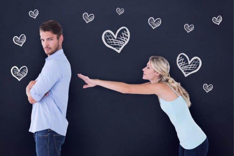 Kompromisse schmollender Partner mit beschwichtigende Partnerin