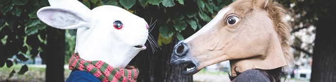 Sein echtes Gesicht zeigen beim Dating 2 Menschen mit Tiermasken -Hase und Pferd- stehen sich gegenüber