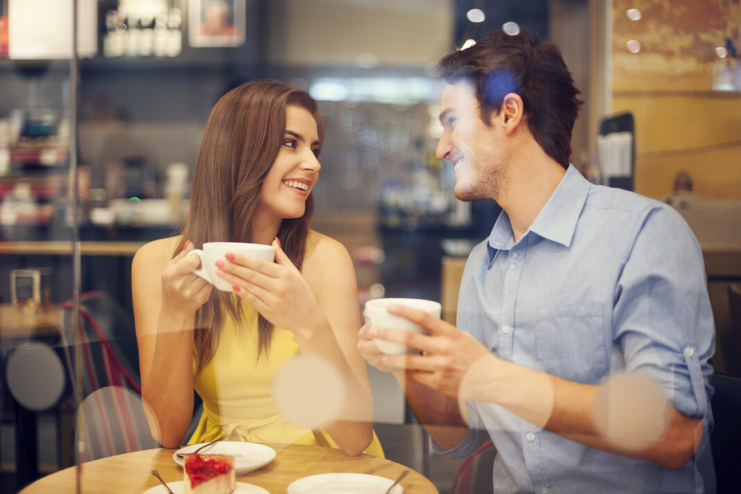 Flirten im Cafe