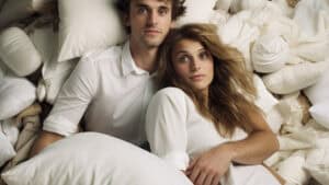 verliebt schauendes Paar in einem Meer aus Kissen