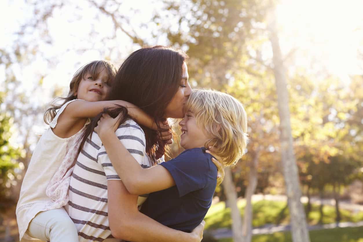 Alleinerziehende Single Fau mit zwei Kindern