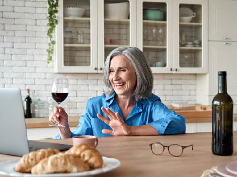 Seniorin macht online Dating und trifft sich virtuell