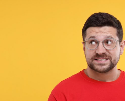 Schüchterne Männer verstehen: Anzeichen und Flirttipps