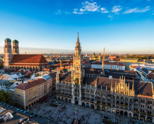 Date-Ideen in München: Luftaufnahme von München, Bayern. Marienplatz, Neues Rathaus und Frauenkirche bei Sonnenuntergang.
