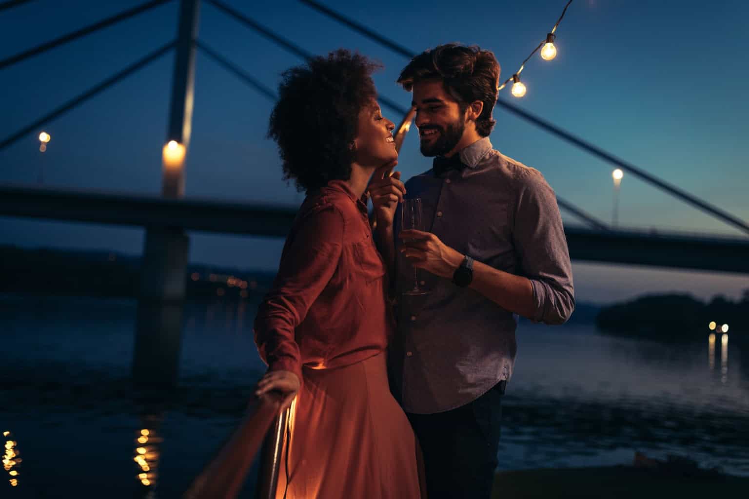 18 Date-Ideen für abends: Unvergessliche Momente zu zweit