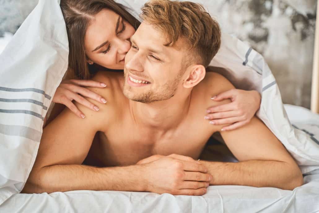 Situationship-Paar gemeinsam im Bett Was ist eine Situationship? Bedeutung, Dauer und Beenden