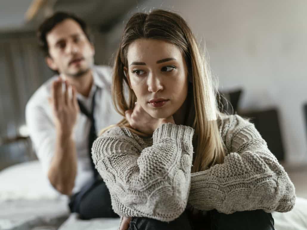 Paar, das sich im Streit gerade trennt Was hilft gegen Liebeskummer? 7 praktische Tipps