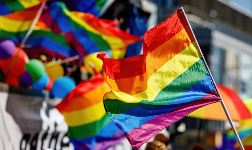 Pride Regenbogenflagge während einer Pride Parade Liebe feiern – Vielfalt leben: Pride Month als Zeit für Liebe und Akzeptanz