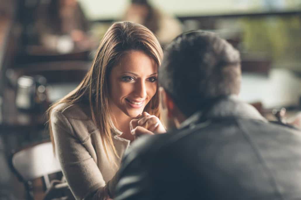 Paar bei einem Date mit positiver Körpersprache Körpersprache der Liebe: So erkennst du die Signale