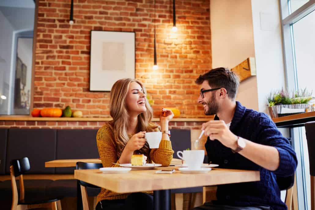 Junges Paar beim ersten Treffen Online-Dating: Wie lange sollte man eigentlich am besten schreiben, bevor man sich trifft?