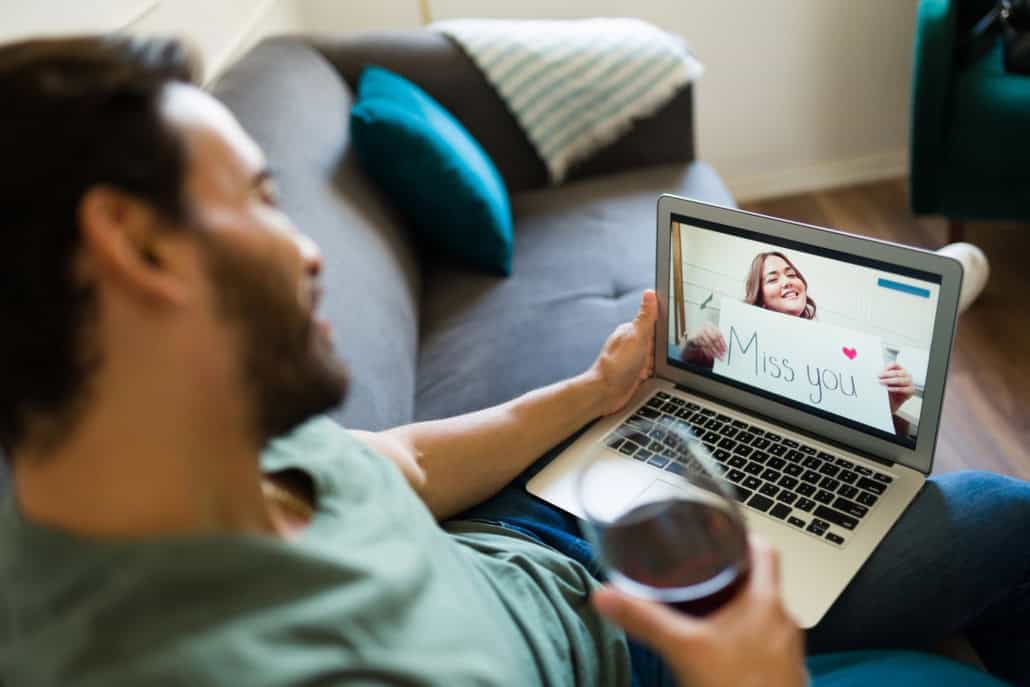 Paar in einer Fernbeziehung bei einem gemeinsamen Video-Call Fernbeziehungen meistern – Tipps für eine erfolgreiche Partnerschaft auf Distanz