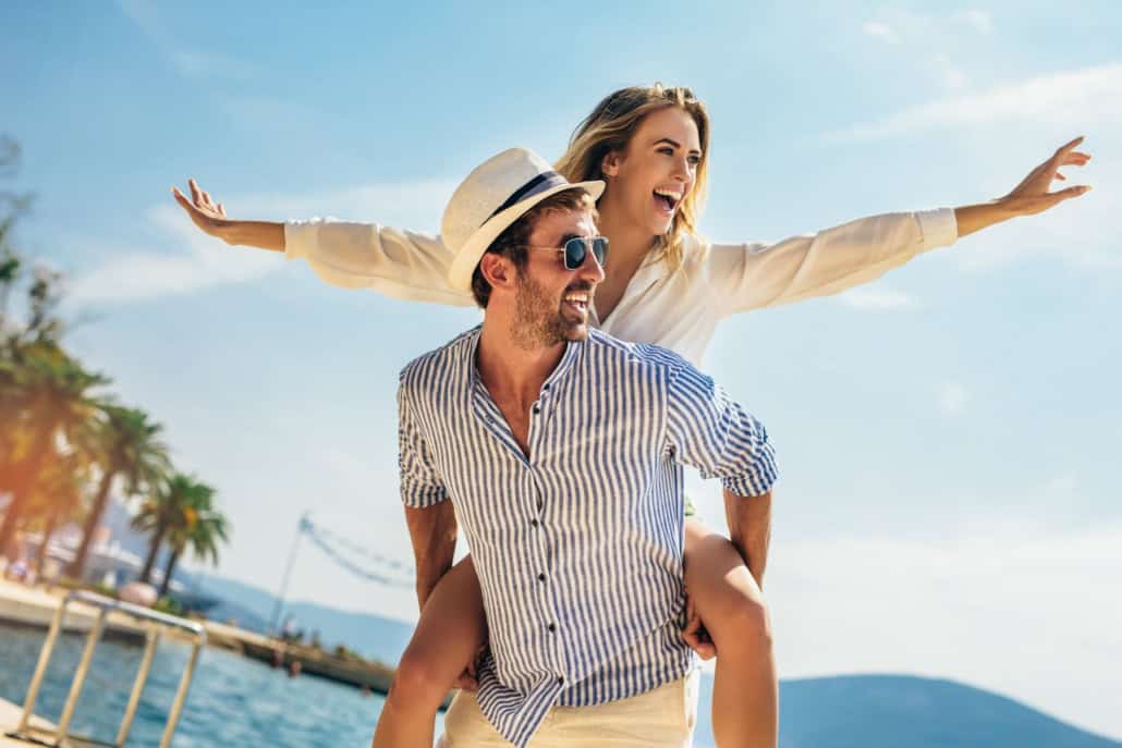 Junges Touristenpaar beim Sommer-Spaziergang Sommerromanzen, Flirts & Dates: So genießt Du die heiße Jahreszeit