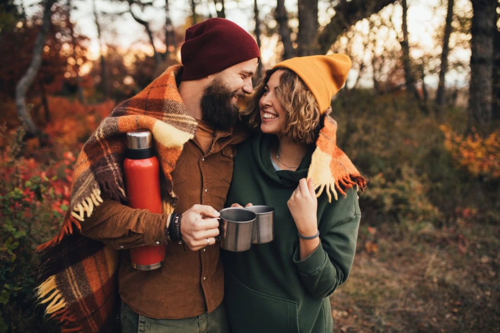 Paar bei einem gemütlichen Herbstspaziergang Tipps für die kältere Jahreszeit: Gemütliche Date-Ideen für die Herbstzeit