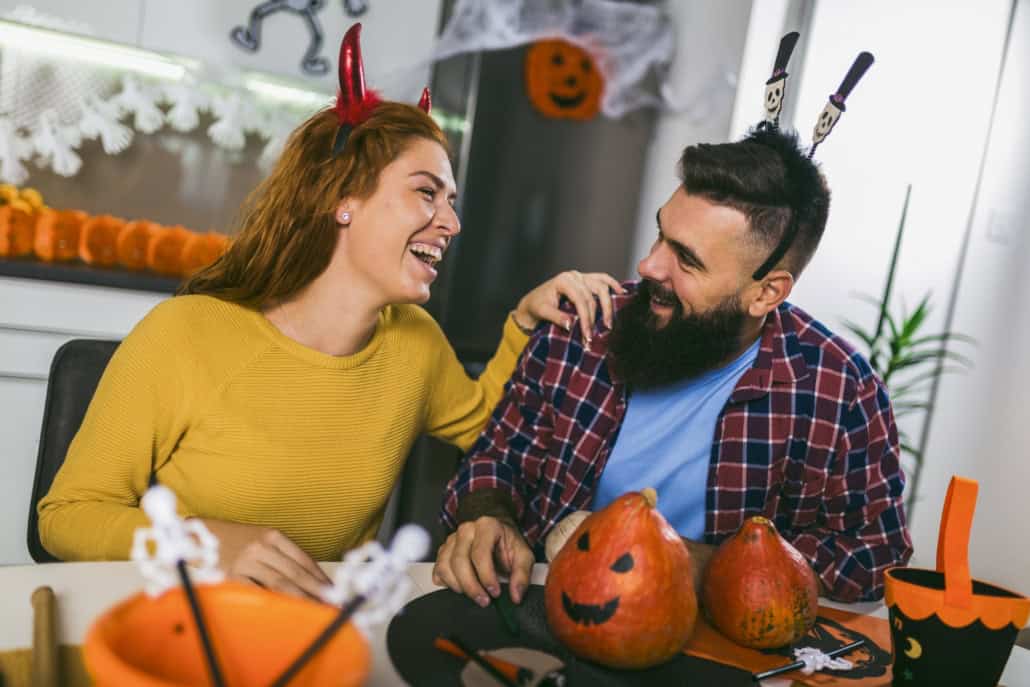 Paar bei Halloween-Vorbereitung Halloween Date-Ideen: Wärme, Spannung und ein richtig guter Rahmen fürs Kennenlernen