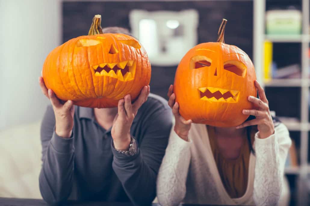 Paar beim Kürbisschnitzen Halloween-Dates: Wärme, Spannung und ein richtig guter Rahmen fürs Kennenlernen