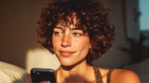 EUDI-Wallet verträumte Frau