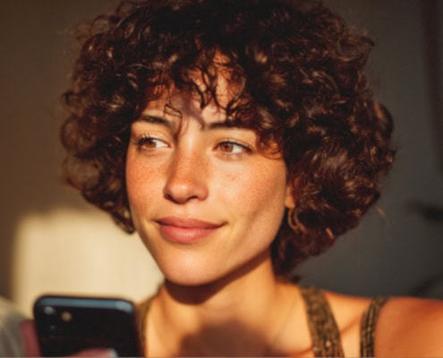 EUDI-Wallet verträumte Frau