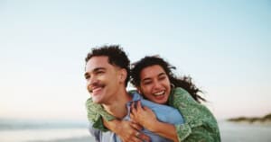 Liebe und Humor: Warum Lachen oft der Schlüssel zu einer glücklichen Beziehung ist