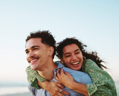 Liebe und Humor: Warum Lachen oft der Schlüssel zu einer glücklichen Beziehung ist