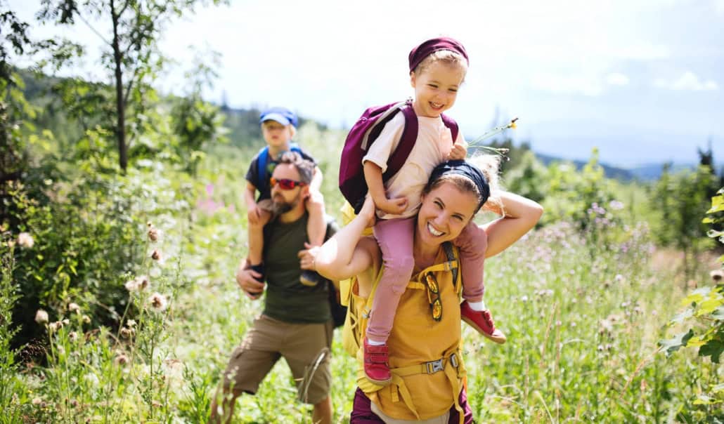 Familie am Wandern Patchwork-Dating: Erwartungen klären, Kinder einbeziehen & Vertrauen aufbauen