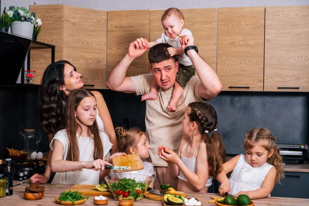 große Patchwork-Familie beim Kochen Patchwork-Dating: Erwartungen klären, Kinder einbeziehen & Vertrauen aufbauen