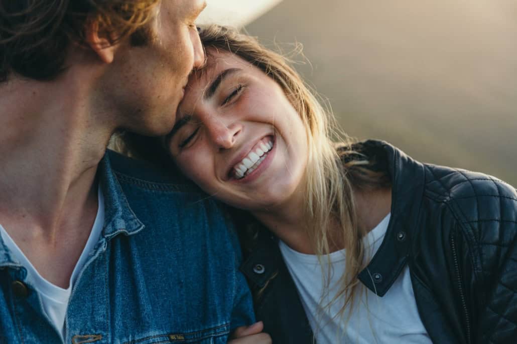 Glückliches Paar Green Flags beim Dating: Woran Du kompatible Menschen erkennst