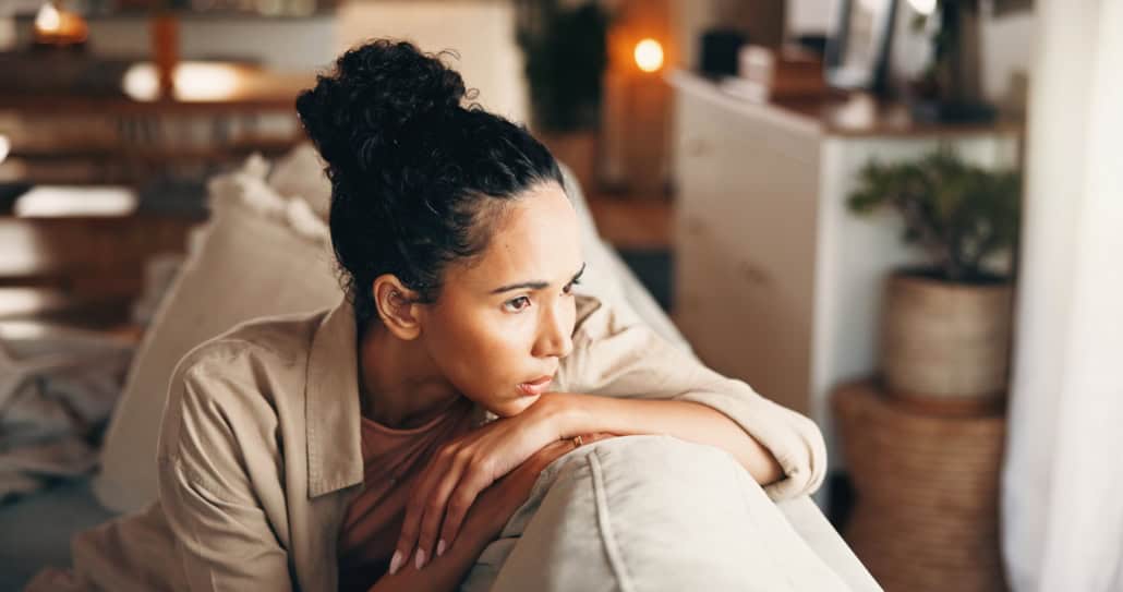 Nachdenkende Single-Frau Einsamkeit bei Singles: Warum sie entsteht und was hilft