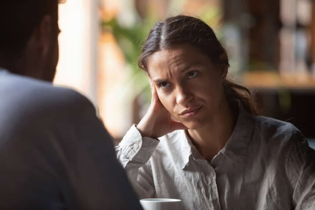 gelangweilte Frau auf einem Date Dating-Müdigkeit: Was tun, wenn die Partnersuche erschöpft?