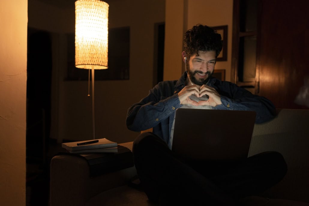 Mann überschüttet seine Freundin virtuell mit Liebe Love Bombing: Frühwarnzeichen erkennen & gesunde Dynamiken verstehen