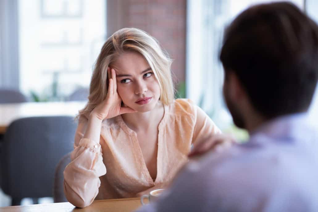 junge Frau frustriert bei einem Date Dating-Müdigkeit: Was tun, wenn die Partnersuche erschöpft?