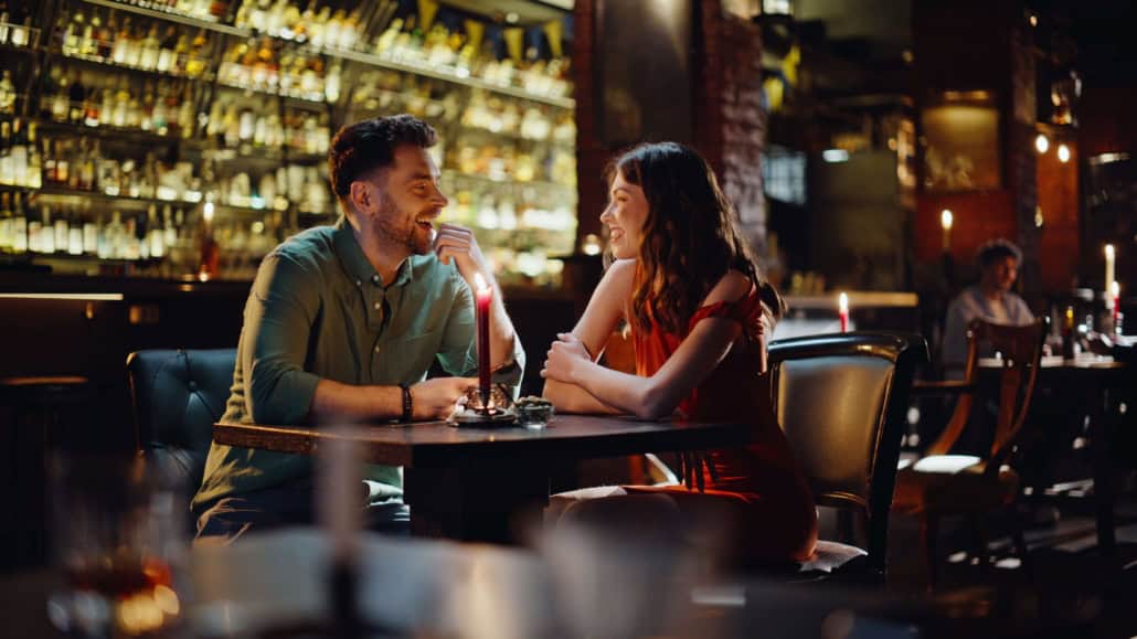 Zwei Menschen auf einem ersten Date Dating nach einer langen Beziehung: So gelingt der Neuanfang