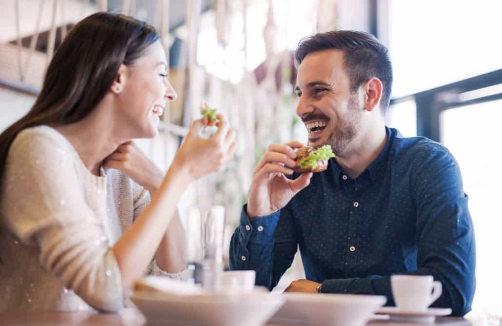 Junges Paar beim Sober Dating Sober Dating: Kennenlernen und Dates ohne Alkohol