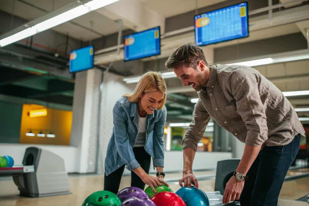 Paar beim Bowling Sober Dating: Kennenlernen und Dates ohne Alkohol