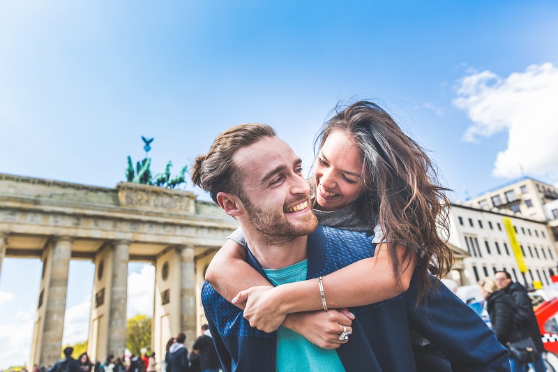 Happy couple having fun in Berlin Singlereisen – Stadt und Erlebnis