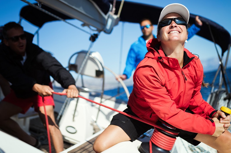 Attractive strong woman sailing with her boat Singlereisen – Wind und Wasser
